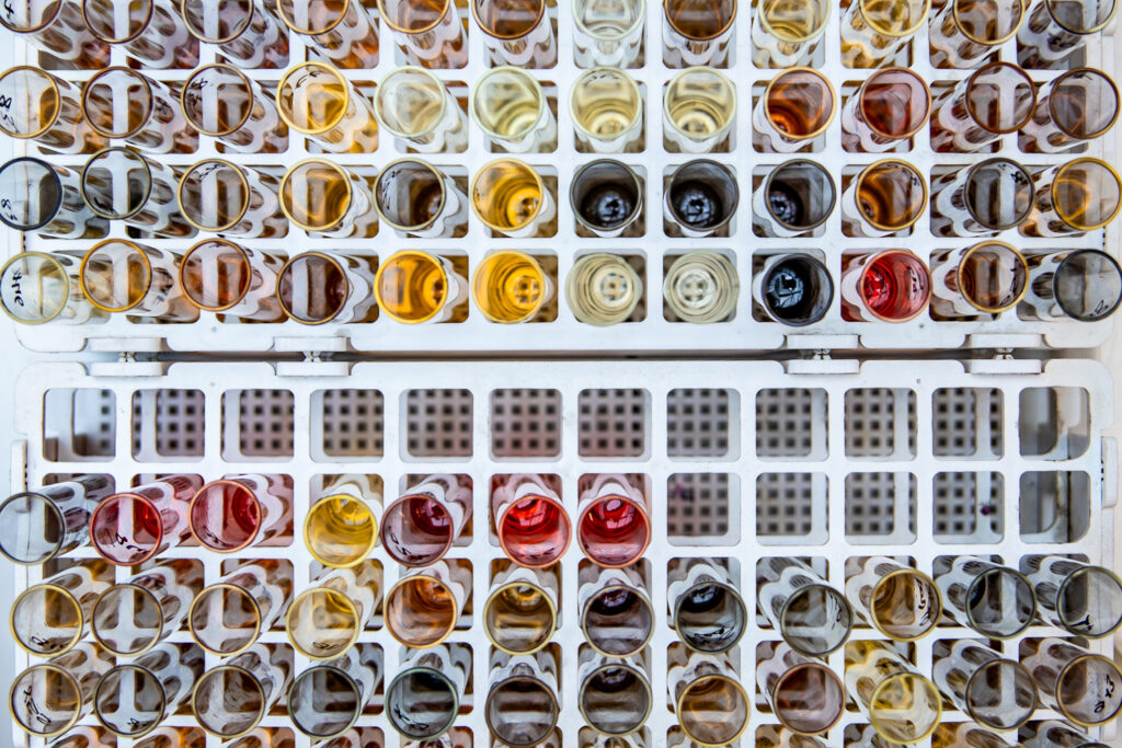 Tubes d’échantillons de fluides prêts pour analyse